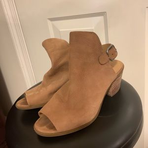 😍 lucky brand sandal booties w stacked heel!